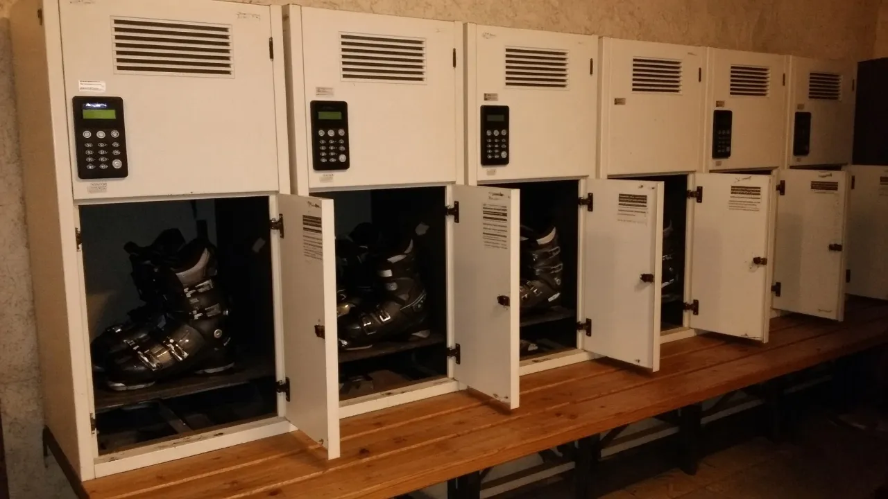 Armadietti automatici per asciugare e igienizzare scarponi da sci: guida per hotel, residence e noleggi